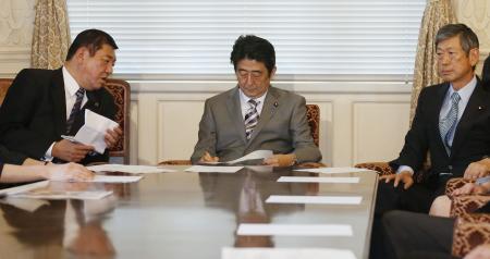 日本政府将提交内阁决议案允许行使集体自卫权