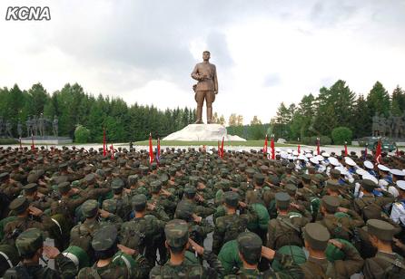 朝鲜人民军继续行军在金日成铜像前誓师(图)