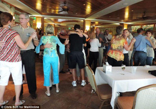 美一小镇系世界最大退休社区老人们玩得开放
