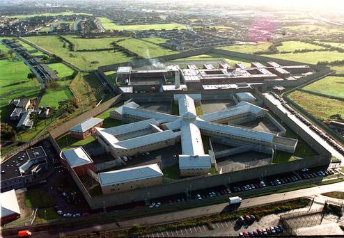 爱尔兰无人机坠毁监狱空地上疑装毒品犯人哄抢