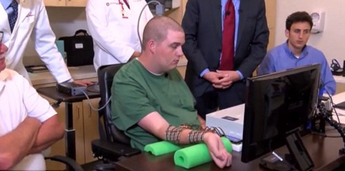 瘫痪男子通过“念力”能移动手部握拳拿汤匙(图)