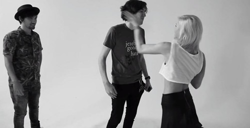 美国奇葩试验陌生人互扇耳光惨叫中变亲密(图)