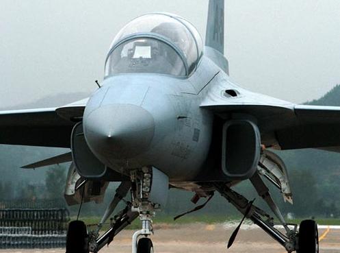 美国空军司令试飞韩国T-50高级教练机(图)