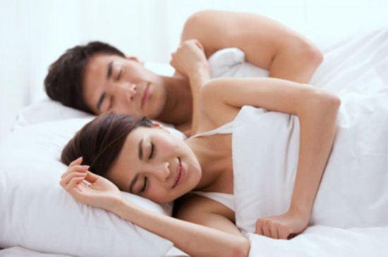 研究称“裸睡”是幸福婚姻的秘诀促进夫妻感情