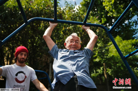 运动无极限:伦敦60多岁老人练跑酷强身健体(图)