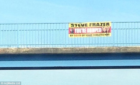 男子一脚踏两船两女友联手挂巨幅海报宣布分手