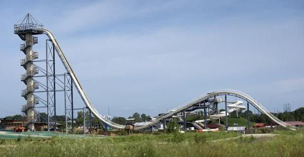 全球最高水上滑梯达51米心脏不好坐不了(图)