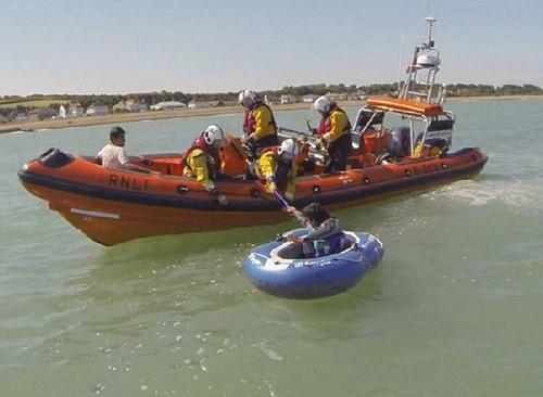 巴基斯坦两男子乘玩具橡皮艇偷渡英吉利海峡(图)