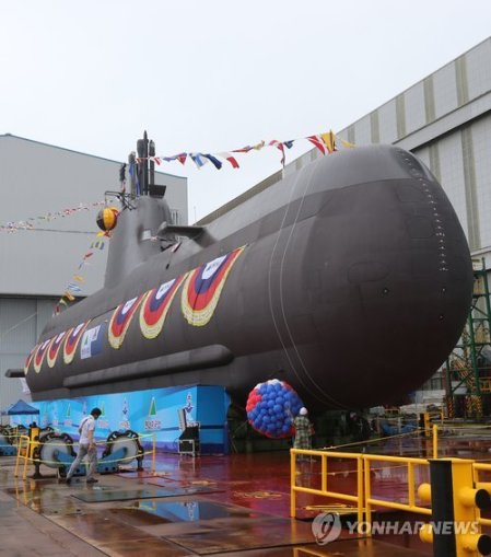 韩国“尹奉吉号”潜艇下水搭载巡航导弹(图)