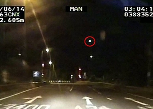 Ӣ������ҹ���г�ʱ������ʯ׹��������Ƶ��ͼ��