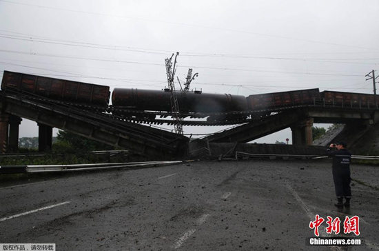 乌媒：乌克兰民间武装炸毁通往顿涅兹克桥梁（图）