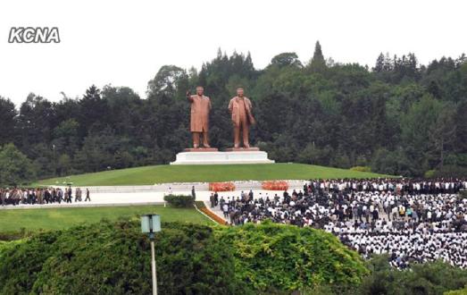 朝鲜民众瞻仰金日成铜像金正恩敬献花篮(图)