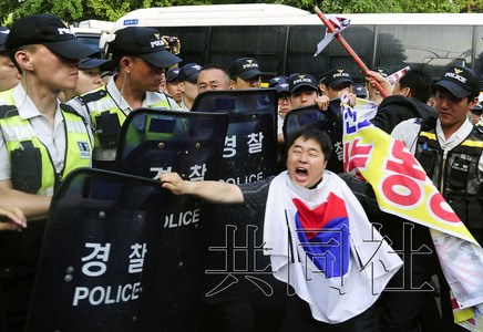 日本驻韩使馆举行自卫队纪念会韩民众抗议(图)