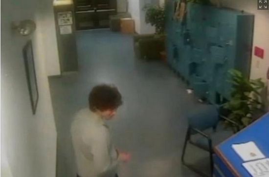 波士顿爆炸案嫌犯作案后录像曝光:得意地笑(图)