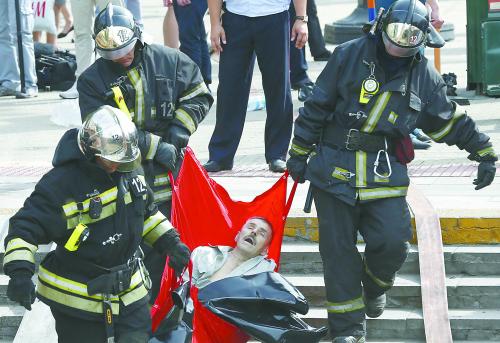莫斯科地铁事故伤亡惨重假警报致列车急停脱轨