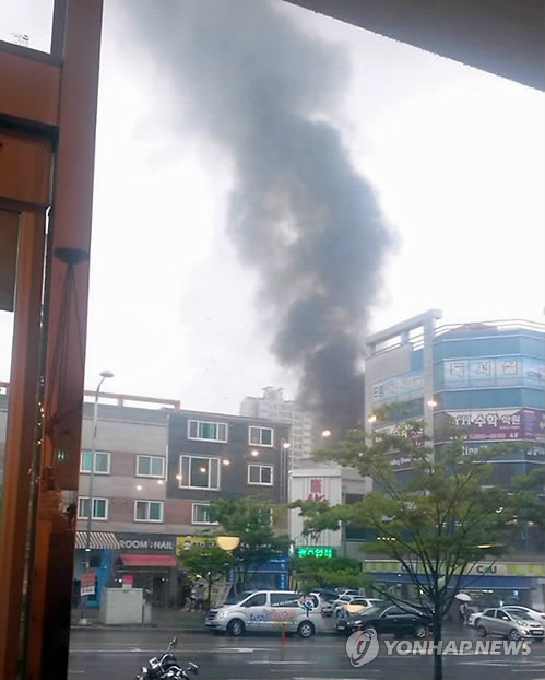 韩国直升机在市区坠毁目击者称“爆炸般解体”