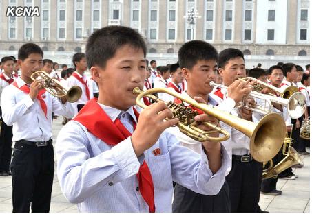 平壤青少年举行合唱赞金日成打破“美帝神话”
