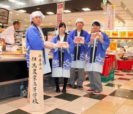日本高中生自创猪肉品牌卖出“香蕉菠萝猪肉”