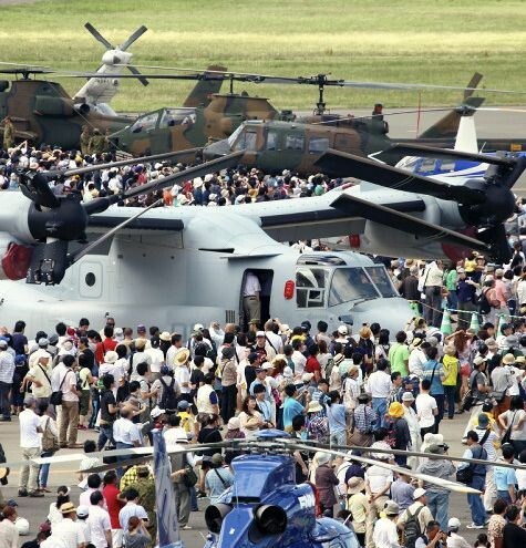 日本航空展游客越线触摸“鱼鹰”机现场骚乱