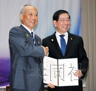 东京都知事访问首尔欲借此改善日韩关系(图)