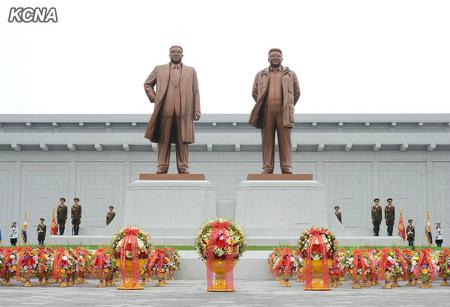 金日成和金正日铜像揭幕金正恩送花篮(图)