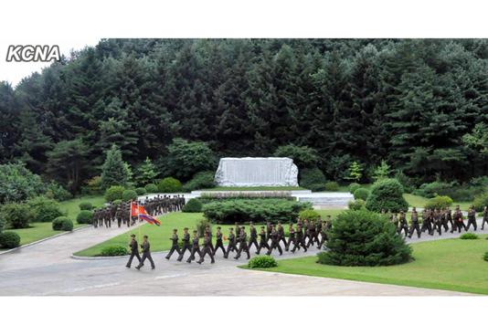 朝鲜军人参观战争史迹重温金日成革命业绩(图)