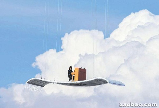 钢琴家乘“阿拉伯飞毯”漂浮半空中弹钢琴(图)