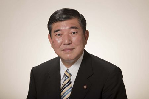 安倍拟大规模改组内阁或调石破茂负责安保法案