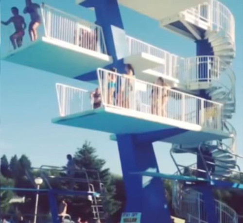 Ů��7����̨��ˮ�������ʱ�̸����ⱻˤ�ң�ͼ��