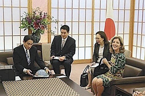 美国驻日大使赠送“地球仪”蛋糕为日本外相庆生