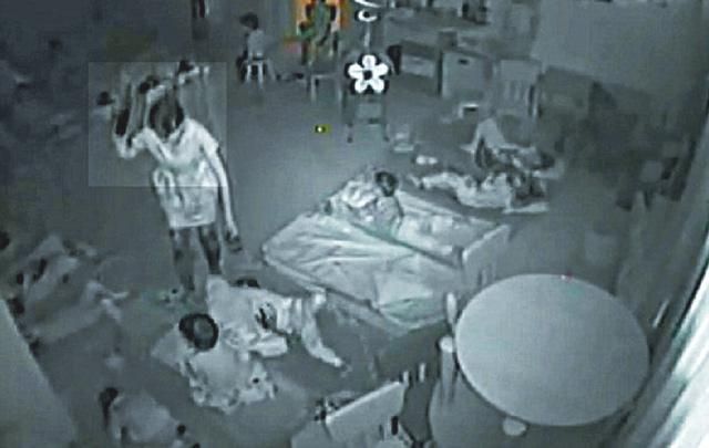 �������ǿֲ��׶�԰��ι��ƿ���Ű����ͯ��ͼ��