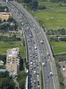 日本迎来盂兰盆节返乡高峰高速路拥堵逾40公里