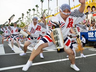看“傻瓜”跳舞:“阿波舞节”在日本德岛开幕