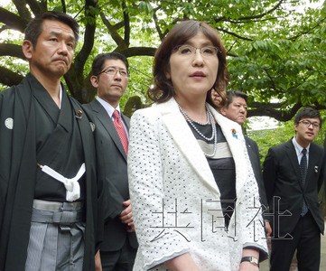 日本女阁僚再次“拜鬼”或被安倍委以重任(图)