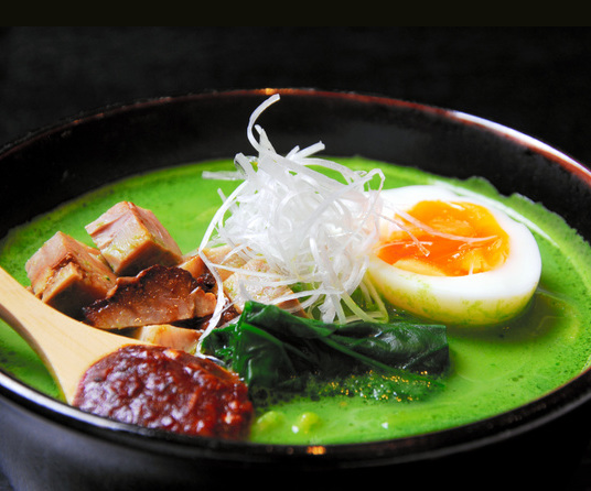 日本推出彩色拉面加入辣椒猪肉菠菜等着色(图)