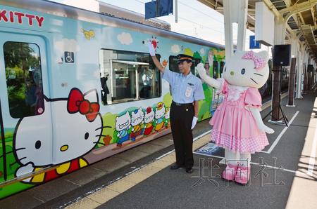 日本为“HelloKitty”号列车举办试乘会(图)