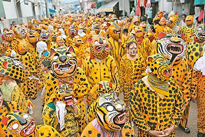 墨西哥“猛虎”出巡当地民众祈求风调雨顺(图)