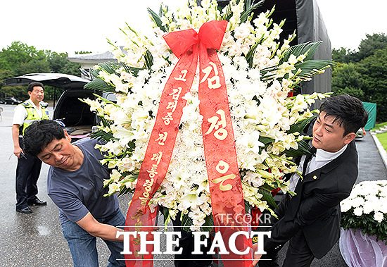 金正恩向金大中遗属送花圈致唁电韩国回礼(图)