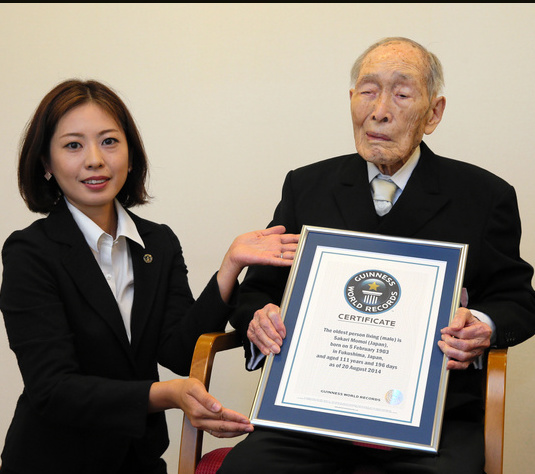 111岁老人成世界最长寿男人称“还想再活2年”