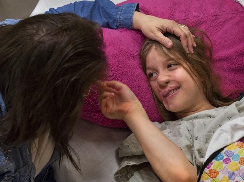 美国女孩遭浣熊袭击致毁容手术后重获耳朵(图)