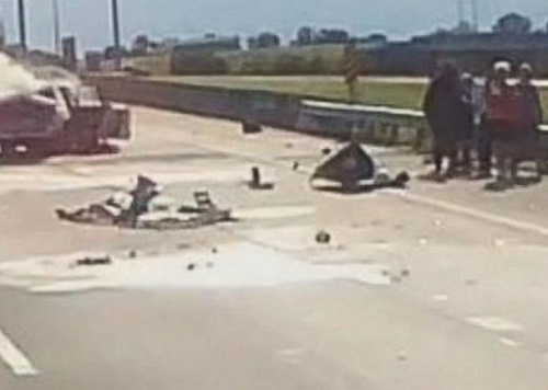 两车相撞起火过路司机不顾安危灭火救人获称赞