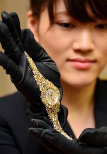 奢华钻表镶225枚钻石重39克拉开价4亿日元(图)