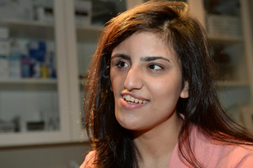 伊拉克少女半脸畸形苦等8年获资助赴美整容(图)