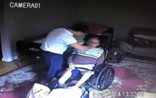 保姆虐待老年雇主:抓住其鼻子猛晃头部(图)