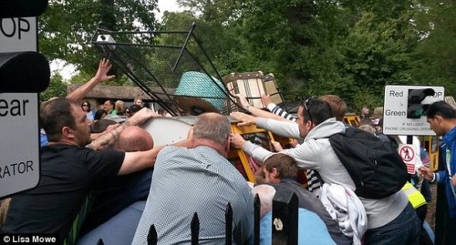 英国一野生动物园游览车脱轨造成6人受伤(图)