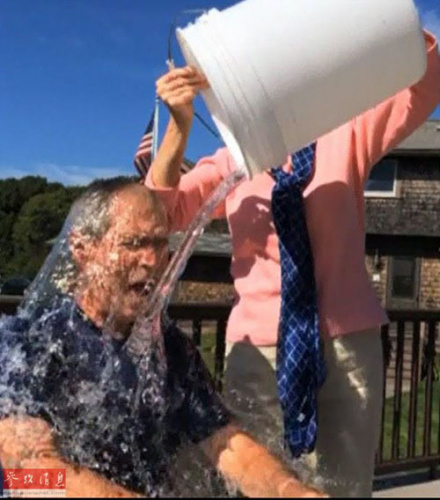 小布什接受“冰桶挑战”点名叫板克林顿(图)