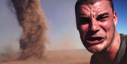 澳洲男子冒死玩自拍在沙漠与龙卷风合影(图)