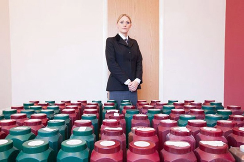 英国25万具骨灰滞留殡仪馆部分放逾40年无人领