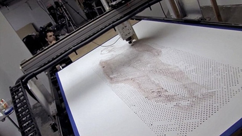 美国艺术家用机器打印“血淋淋”人形画像(图)