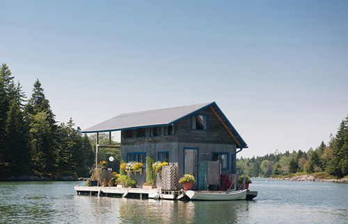 美国夫妇为避城市喧嚣溪水中央建“漂浮城堡”